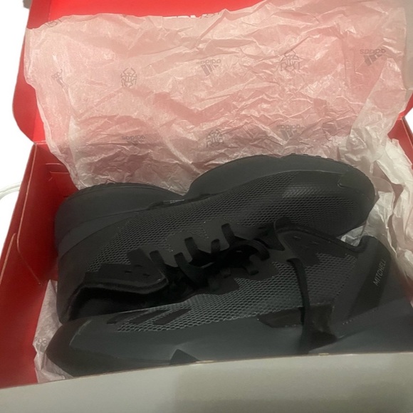 Nwt Adidas DON Issue 4 shoes  size 10.5 - Picture 3 of 10